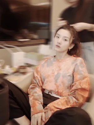宋祖儿露腰慵懒私服照图片