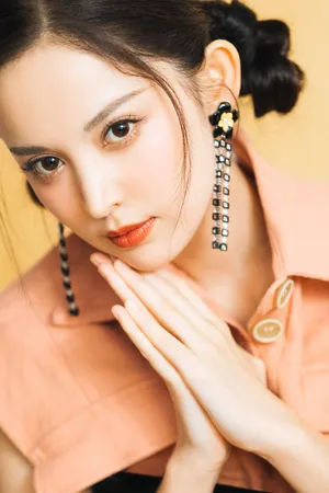 古力娜扎双丸子头甜美写真图片_2