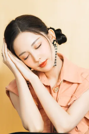 古力娜扎双丸子头甜美写真图片_3