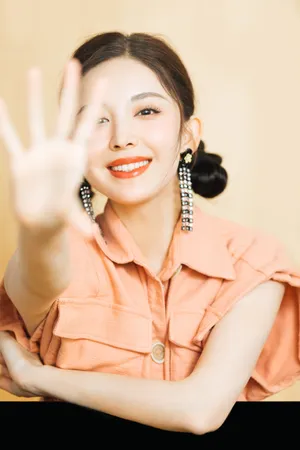 古力娜扎双丸子头甜美写真图片_4