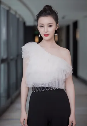 王瑞子斜肩上衣气质活动照图片