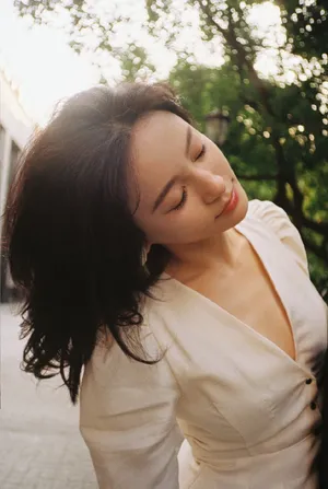 施诗白裙优雅灵动写真图片_10