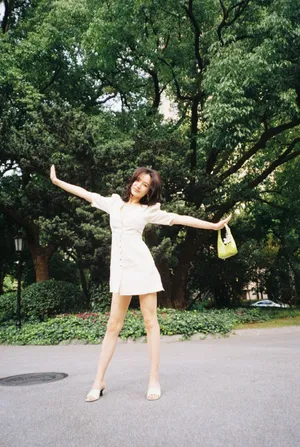 施诗白裙优雅灵动写真图片_13