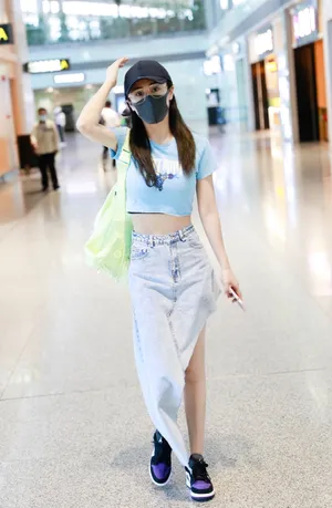 刘芸素颜牛仔裙机场街拍图片_1