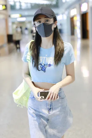 刘芸素颜牛仔裙机场街拍图片_2