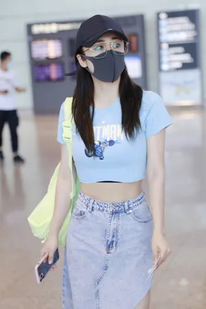 刘芸素颜牛仔裙机场街拍图片_3