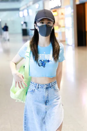 刘芸素颜牛仔裙机场街拍图片_4
