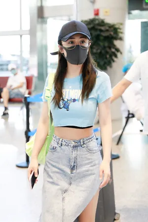 刘芸素颜牛仔裙机场街拍图片_5