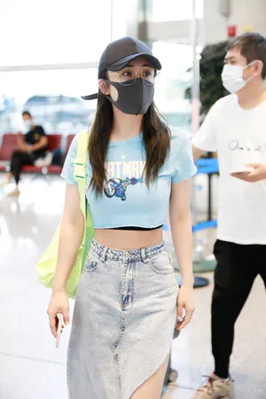 刘芸素颜牛仔裙机场街拍图片_6