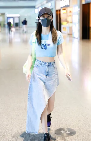 刘芸素颜牛仔裙机场街拍图片_7