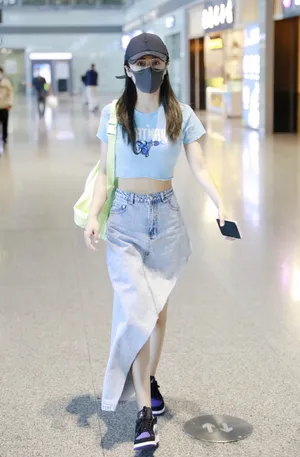 刘芸素颜牛仔裙机场街拍图片_8