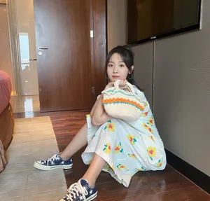 邢菲甜美少女风居家写真图片_2