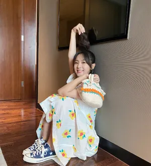 邢菲甜美少女风居家写真图片_3