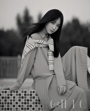 秦牛正威黑白时尚写真图片_5