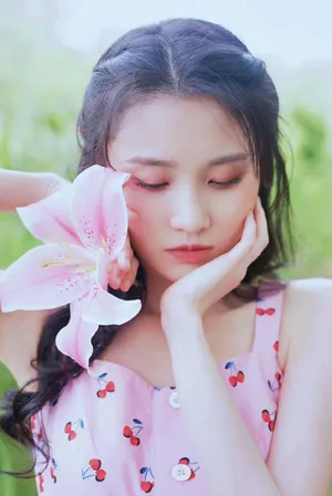 张慧雯粉裙甜美写真图片