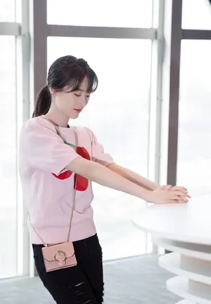 袁冰妍甜美粉嫩写真图片