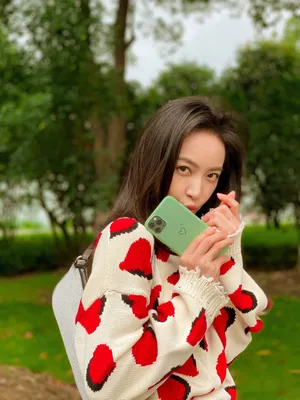 宋茜毛衣皮裤性感街拍图片_2
