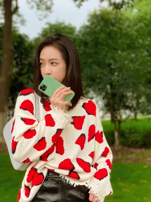 宋茜毛衣皮裤性感街拍图片_3