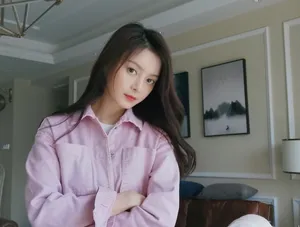 王瑞子粉色工装服户外唯美照片_2