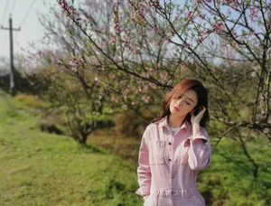 王瑞子粉色工装服户外唯美照片_3