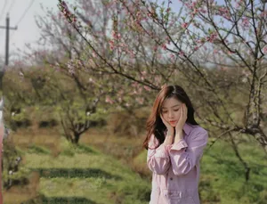 王瑞子粉色工装服户外唯美照片_4