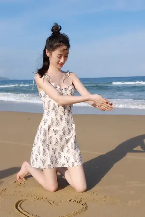 袁冰妍吊带裙性感海边写真图片_1