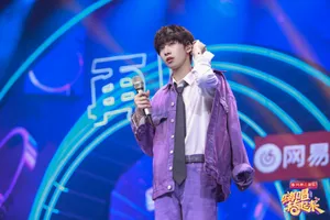 连淮伟嗨唱转起来帅气舞台照图片_3