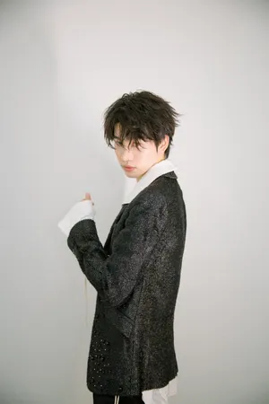 连淮伟黑色西服帅气写真图片_5