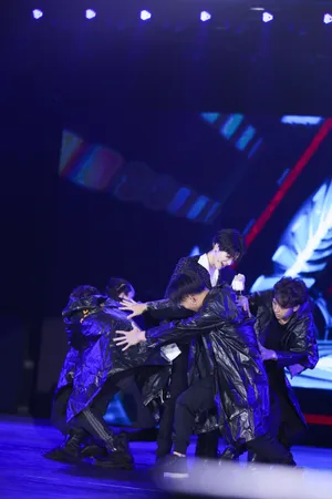 连淮伟黑色西服帅气写真图片_13