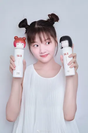 任敏丸子头粉嫩俏皮图片