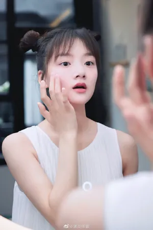 任敏丸子头粉嫩俏皮图片_3