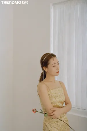 白冰吊带裙优雅性感写真图片_2