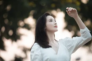 彭小苒清新白裙写真图片
