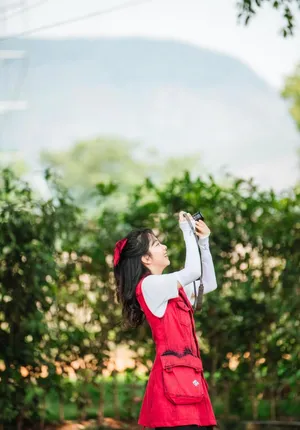 谭松韵红色口袋工装裙写真图片_2