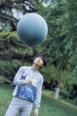 白客慵懒休闲生日写真图片