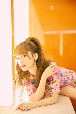 金莎印花裙金发性感写真图片