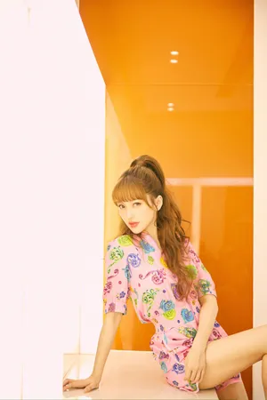 金莎印花裙金发性感写真图片