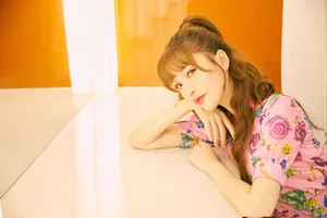 金莎印花裙金发性感写真图片_2