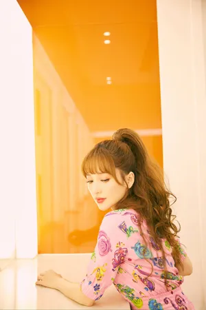 金莎印花裙金发性感写真图片_3