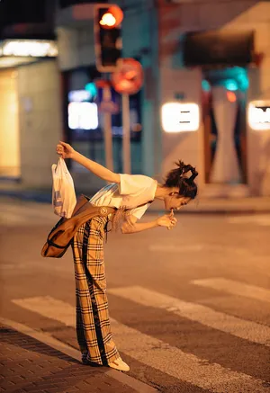 孙佳雨夏夜随性街拍照图片_4
