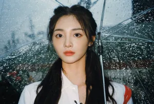 周洁琼雨中清秀写真图片