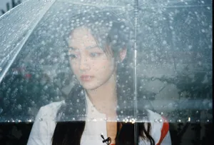 周洁琼雨中清秀写真图片_2