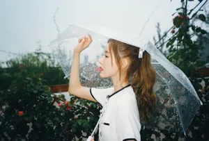 周洁琼雨中清秀写真图片_3