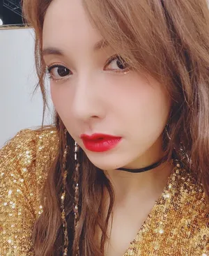 吴昕亮片裙性感写真图片_1