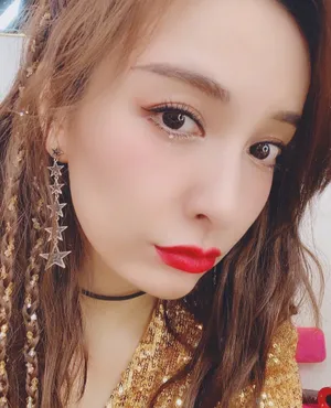 吴昕亮片裙性感写真图片_2