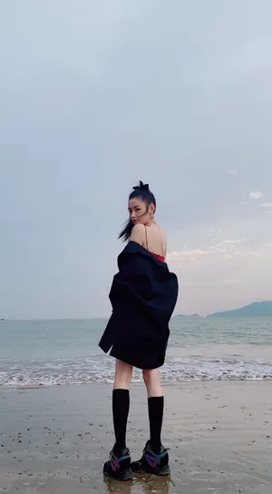 张天爱吊带红裙性感写真图片