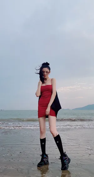 张天爱吊带红裙性感写真图片
