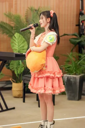 鞠婧祎双马尾粉裙甜美造型图片