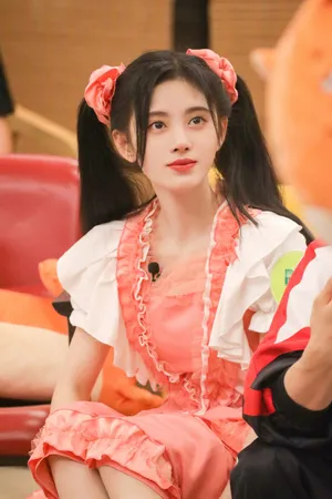 鞠婧祎双马尾粉裙甜美造型图片