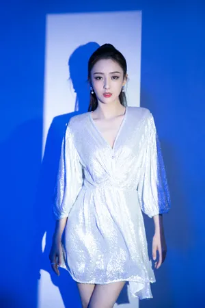 佟丽娅波点白裙性感写真图片_2